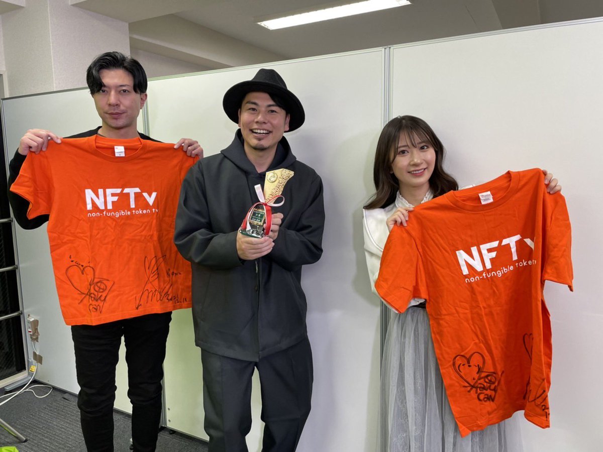 NFTnavi's tweet photo. NFTv #06 
フォロー&amp;リツイートキャンペーン🎅🎄

今年最後の　#NFTv  いかがでしたか？
ゲストお2人のサイン入りTシャツを抽選で2名さまにプレゼント🎁

応募方法
1️⃣@NFTnavi をフォロー
2️⃣この投稿をリツイート

⚠️応募〆切
12月22日(水)23:59

NFT小説大賞　大賞の田中さんも一緒に📸 https://t.co/QpAbyWDOEo
