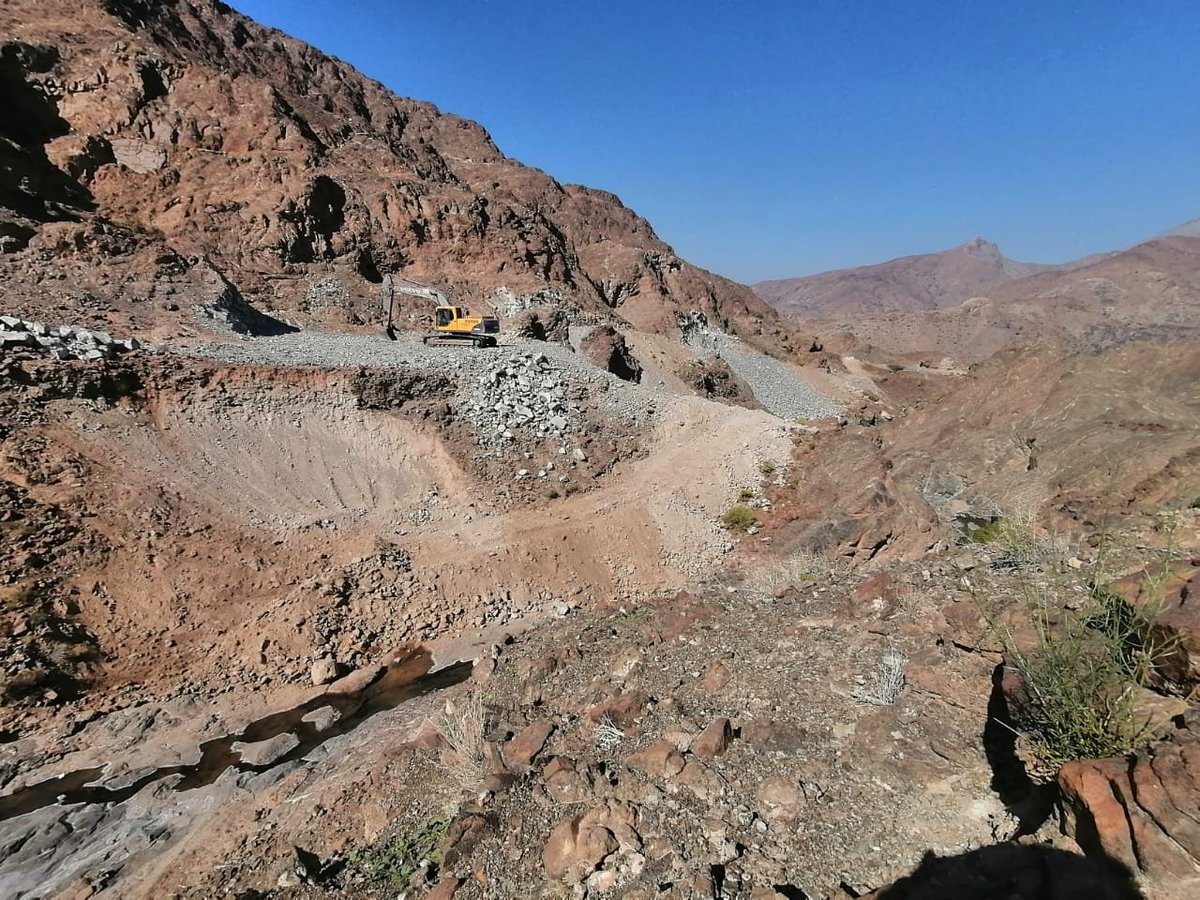 سد حيل الطريق في ولاية عبري المزمع إقامته في الأيام القادمة بعون  الله  وتوفيقه ، سيكون فاتحة خير بإذن الله لقرى وادى بنى عمر نسأل الله التوفيق وأن يكلل هذا المشروع الخيري بالنجاح ونشد على أيادي الخيريين لتقديم الدعم للمشروع .