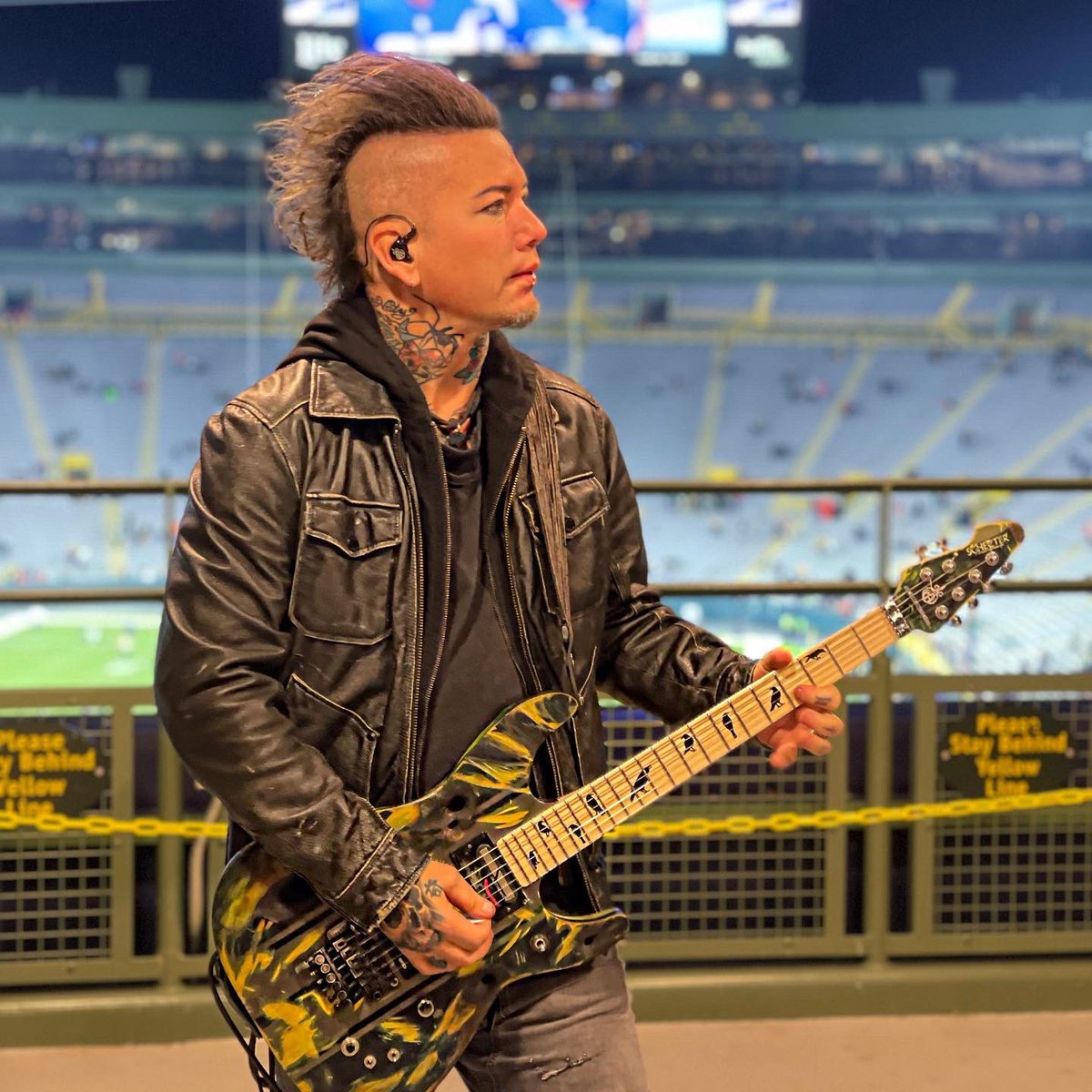 What an honor to perform the National Anthem here @lambeaufield for the <a href="/packers/">Green Bay Packers</a> vs @chicagobears game! Great hanging with @seanssanders @suesanders37 @ryanvandersanden and the legend himself @pfhofprez @nfl @profootballhof <a href="/espn/">ESPN</a> 🥶🥶🥶