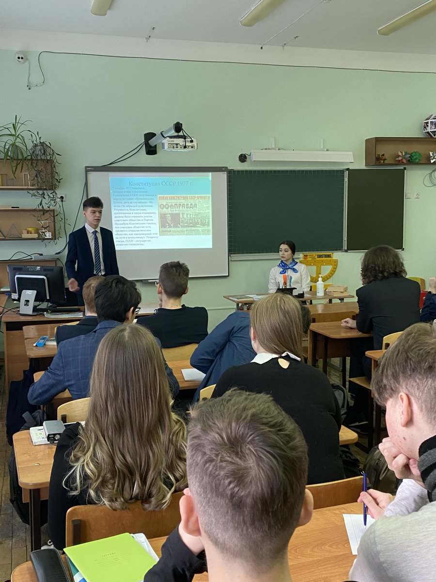 13 декабря 2021 года для учащихся 11 А класса Лицея при Ульяновском государственном техническом университете была проведена лекция-презентация о Конституции РФ Морозовой Оксаной Александровной, работником научно-образовательного  центра «Избирательное право и процесс» при УлГИК.