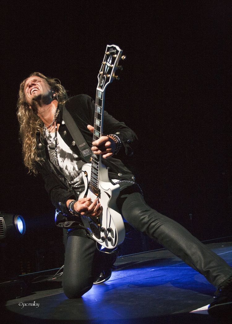 Super happy birthday @joelhoekstra13 😃🎂
Buon compleanno al grandissimo chitarrista dei @Whitesnake 
See you in Italy 🇮🇹 🎉 
#rocknroll #HappyBirthday #joelhoekstra #whitesnake