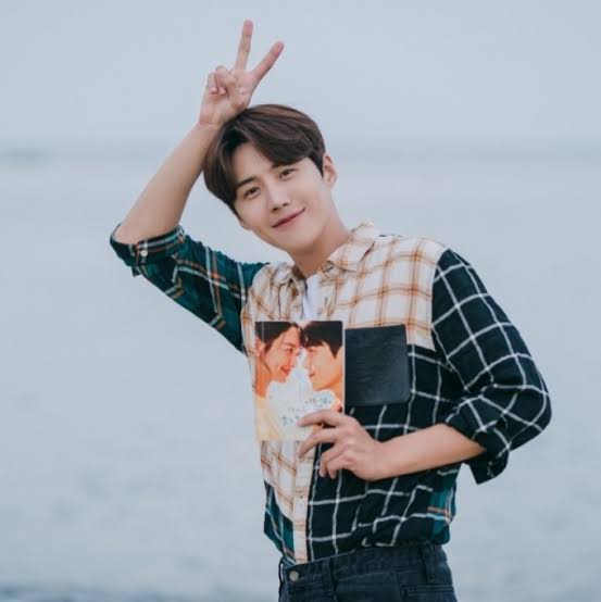 Lettalkinkorean's tweet photo. นักข่าวมายืนยันว่า #คิมซอนโฮ เข้าร่วมการอ่านบท ของ #sadtropics  จริงในวันที่ 4 เดือนนี้ นักข่าวบอกว่า ท่าทีวันนั้นของ���ขาสงบ แต่คิมซอนโฮได้ขอโทษ ทีมงาน ผกก นักแสดง คนที่เกี่ยวข้องทั้งหมดในกองถ่ายเกี่ยวกับประเด็นข่าวของเขา โดยเขาขอโทษทั้งก่อนและหลังอ่านบท https://t.co/PW9YIwDbPV