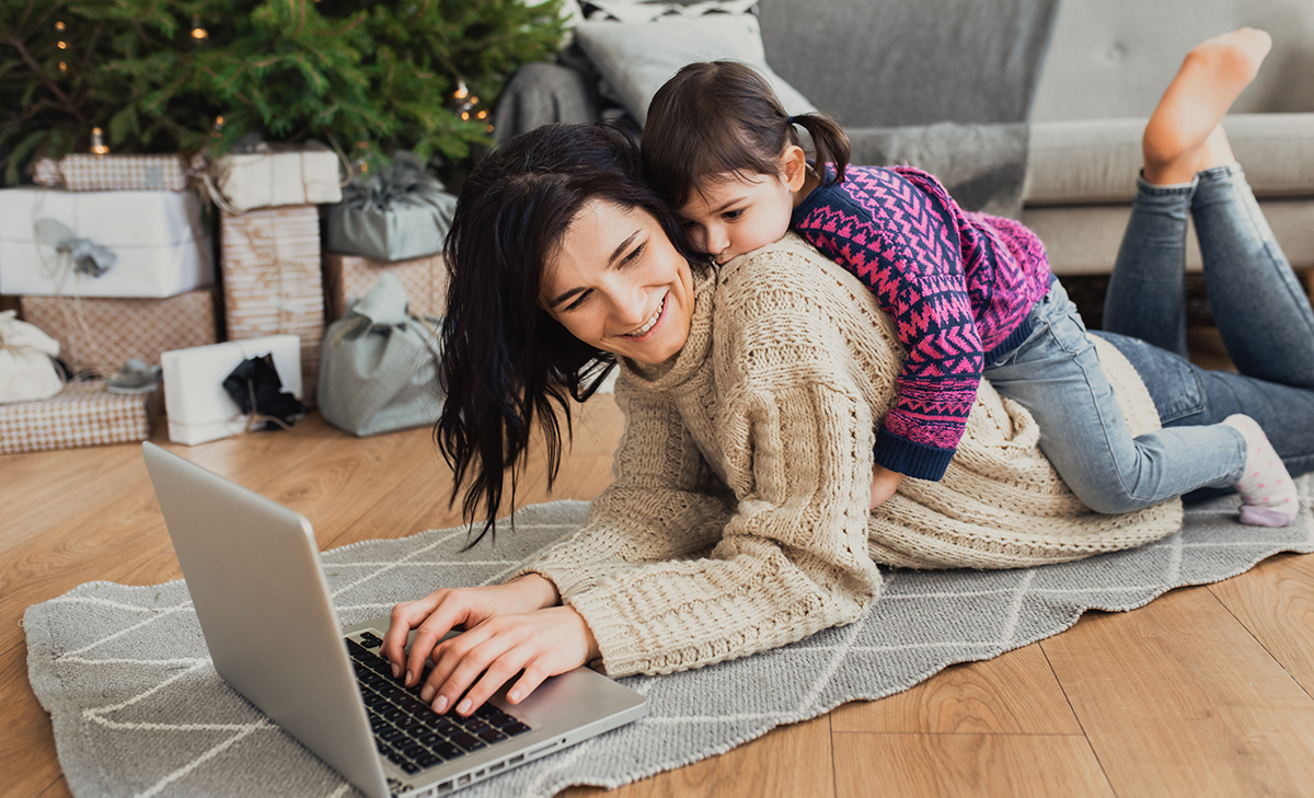 USAA's tweet photo. Looking for a good deal this holiday season? Cozy up to extra rewards from your favorite retailers and earn cash back at more than 950 online stores with MemberShop at https://t.co/cB5TgKL1rj. #PerksOfMembership #HolidayPerks https://t.co/CwgGZYpYd3