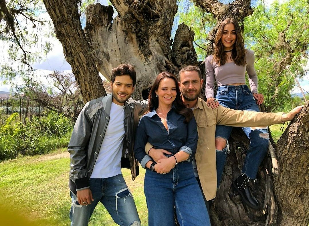 🔥🔥🔥 Llegó la fotografía familiar de Franco Reyes y Sara Elizondo con sus hijos, Gaby y Andrés Reyes Elizondo 💞 #PasiónDeGavilanes2