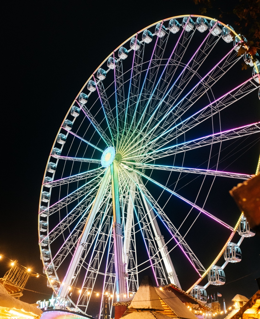 See the festivities unfold beneath you from 70M high! Sit back, relax and sing-a-long to some festive tunes from Magic Radio which can be enjoyed in every pod. It’s beginning to look a lot like Christmas, that’s for sure…🎡

#HydeParkWinterWonderland