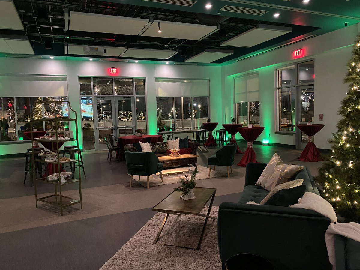 reillyfangman's tweet image. We pulled off 18 official visits in one weekend with a week to prepare. Thank you to our incredible vendors who always stay ready for our chaos😂 

next up- let’s sign these guys for real! ☘️