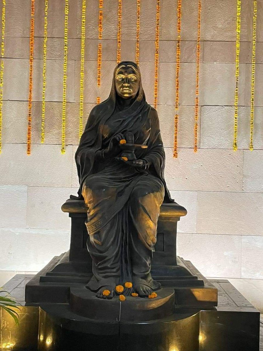 durgaramdas's tweet photo. ಔರಂಗಜೇಬನ ಆಕ್ರಮಣಕ್ಕೆ ತುತ್ತಾಗಿದ್ದ ಕಾಶಿ ವಿಶ್ವನಾಥ ಮಂದಿರವನ್ನು 300 ವರುಷಗಳ ‌ಹಿಂದೆ ಪುನರ್ ನಿರ್ಮಾಣ ಮಾಡಿದ್ದ ರಾಣಿ ಅಹಲ್ಯಾ ಭಾಯಿ ಹೋಳ್ಕರ್ ಪ್ರತಿಮೆಯನ್ನ ಇಂದು ಕಾಶಿ ವಿಶ್ವನಾಥ ಕಾರಿಡಾರಿನಲ್ಲಿ ಅನಾವರಣಗೊಳಿಸಲಾಯಿತು #KashiVishwanathCorridor https://t.co/tbH2fYkeFf