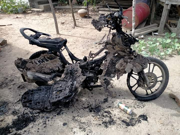 b3rry_y's tweet photo. About 75 terrorists raided a village in Shwe Aung Thar village, Kyaukhtu Area, Saw Township, Magway on December 12 and robbed valuables and money, destroying people's properties including motorbikes.
#CrimesAgainstHumanity #Dec13Coup
#WhatsHappeningInMyanmar https://t.co/xlAAk8EXo1