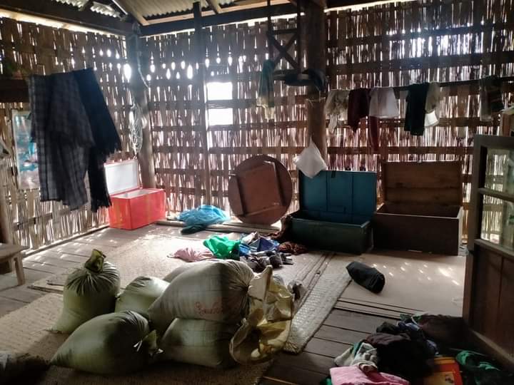 b3rry_y's tweet photo. About 75 terrorists raided a village in Shwe Aung Thar village, Kyaukhtu Area, Saw Township, Magway on December 12 and robbed valuables and money, destroying people's properties including motorbikes.
#CrimesAgainstHumanity #Dec13Coup
#WhatsHappeningInMyanmar https://t.co/xlAAk8EXo1
