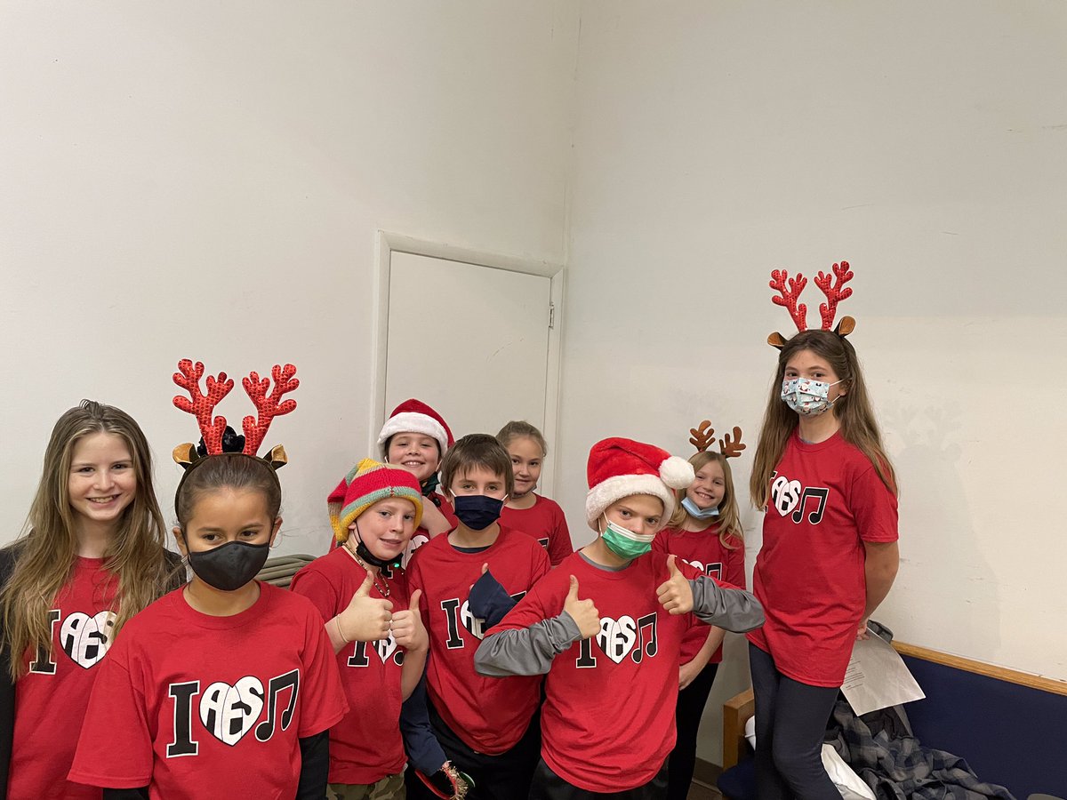 OAElemMusic's tweet photo. AES 5th Graders had a lot of fun caroling at the Music Boosters Craft Fair this weekend! @OaBoosters @OAUpdate https://t.co/E1AzOgocYv