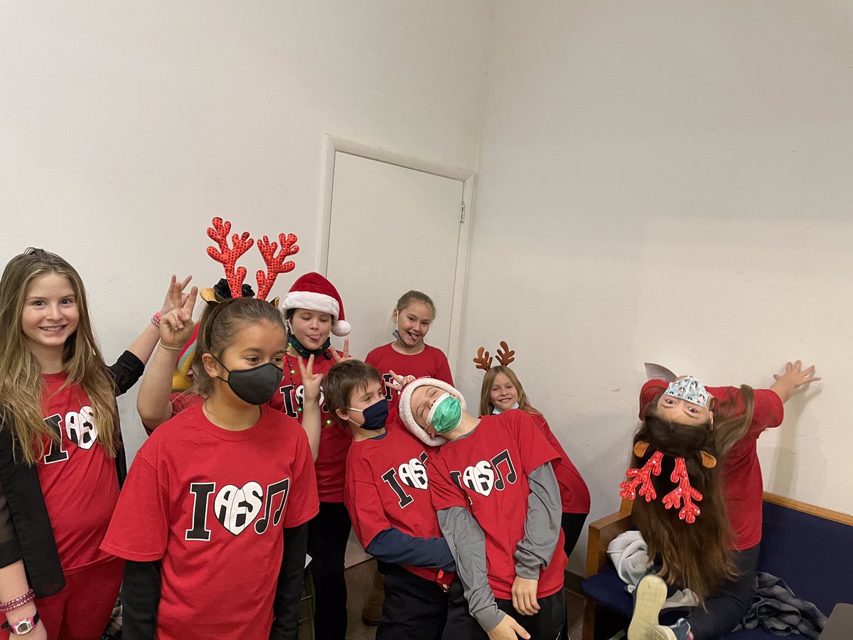 OAElemMusic's tweet photo. AES 5th Graders had a lot of fun caroling at the Music Boosters Craft Fair this weekend! @OaBoosters @OAUpdate https://t.co/E1AzOgocYv
