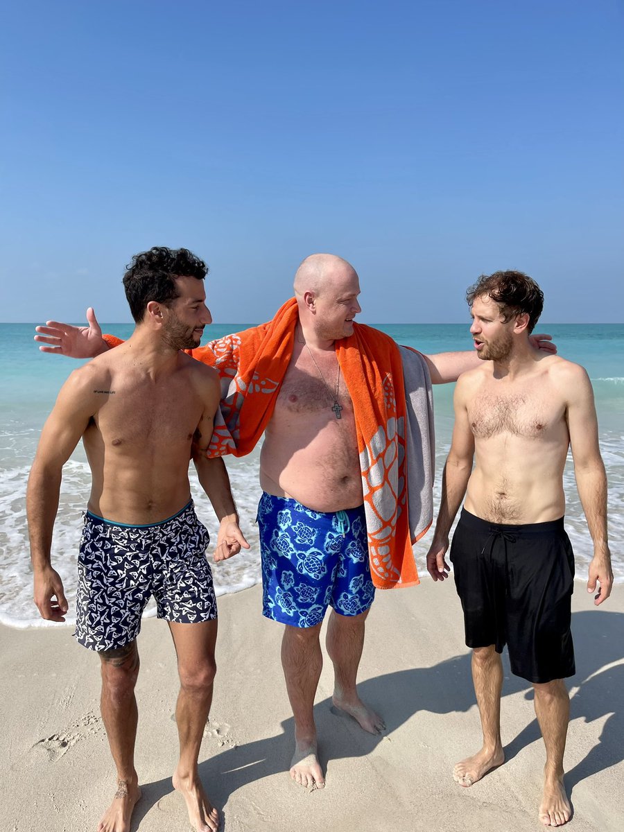 RT @vettelcomfort: sebastian at the beach with daniel :) https://t.co/kKNLuFalQT