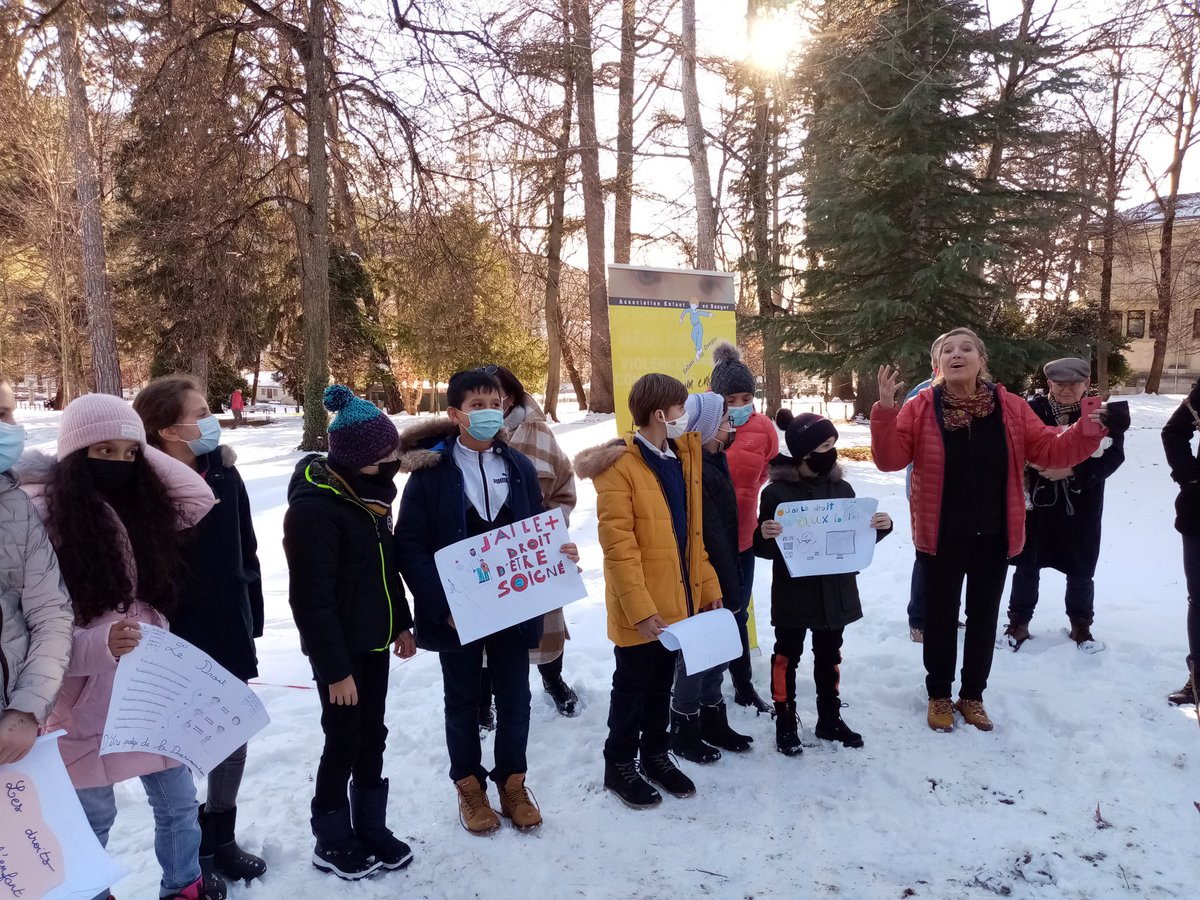 smart05200's tweet photo. Pour fêter les 25 ans de notre asso partenaire enfant endanger un arbre Ginko a été planté, symbole de résilience. La classe des Cm1et2 de l école de la Pépinière ont exposé leurs dessins sur les droits des enfants devant le maire adjoint  de Gap, le Procureur, la ctd dasen05 ❤️ https://t.co/TKcnDE67GJ