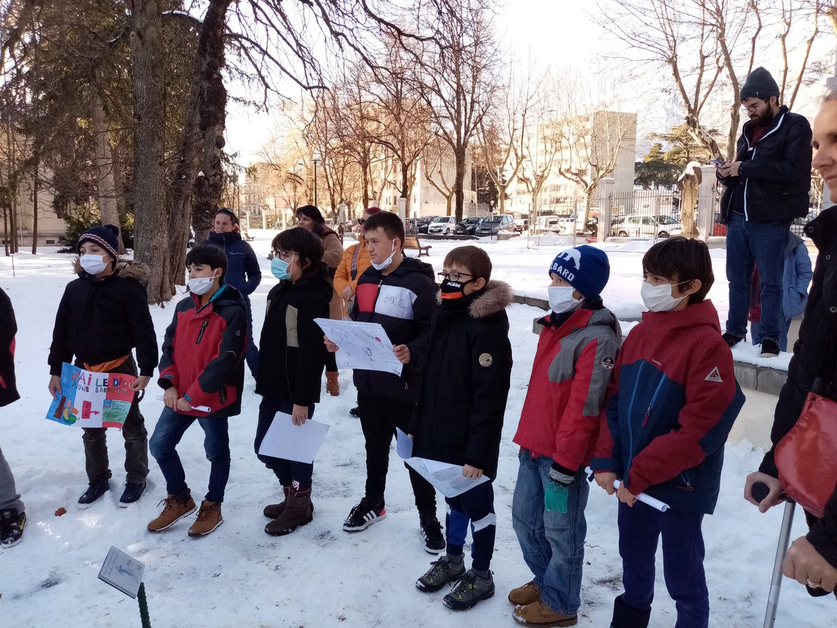 smart05200's tweet photo. Pour fêter les 25 ans de notre asso partenaire enfant endanger un arbre Ginko a été planté, symbole de résilience. La classe des Cm1et2 de l école de la Pépinière ont exposé leurs dessins sur les droits des enfants devant le maire adjoint  de Gap, le Procureur, la ctd dasen05 ❤️ https://t.co/TKcnDE67GJ