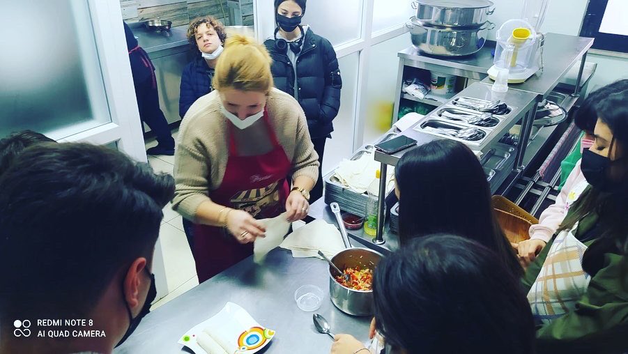 kesanfinal's tweet photo. Gastronomi Kulübü öğrencilerimiz, sevgili Gökçe hocamızın rehberliğinde, lezzetli elleriyle bizlere paçanga böreği pişirdiler. Ellerinize sağlık, harika bir iş çıkardınız🥰 https://t.co/8CnyNFmlSV