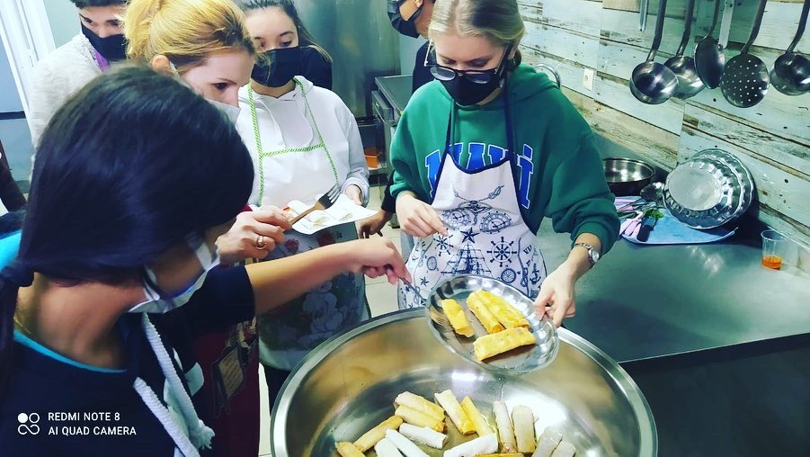kesanfinal's tweet photo. Gastronomi Kulübü öğrencilerimiz, sevgili Gökçe hocamızın rehberliğinde, lezzetli elleriyle bizlere paçanga böreği pişirdiler. Ellerinize sağlık, harika bir iş çıkardınız🥰 https://t.co/8CnyNFmlSV