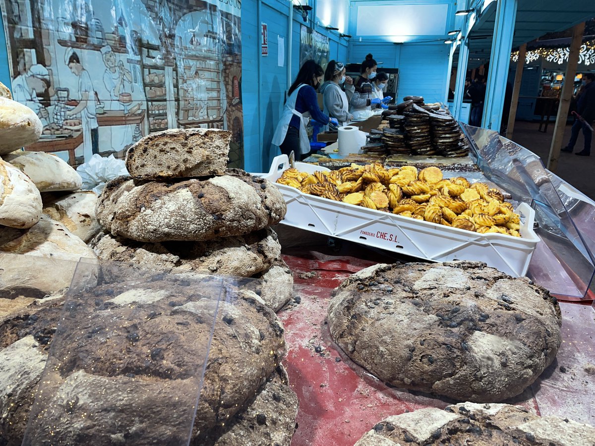🥖 ¿Apetece una bola de pan para el desayuno o el almuerzo? Pues no te lo pienses más y ven a por ella al #MercadoNavideño de #Vigo. ¡Te está esperando!   ⏰