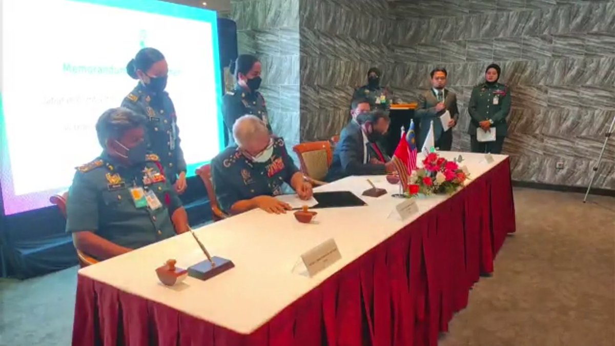 KP_bombaJBPM's tweet photo. 13.12.2021 Berbesar hati menghadiri Majlis Menandatangani Memorandum Persefahaman antara JBPM dengan Petronas di Dewan KIKU Menara KLCC pada petang ini. Semoga kerjasama strategik ini akan memberi manfaat kepada JBPM dan Petronas. https://t.co/72RCZqVtNy