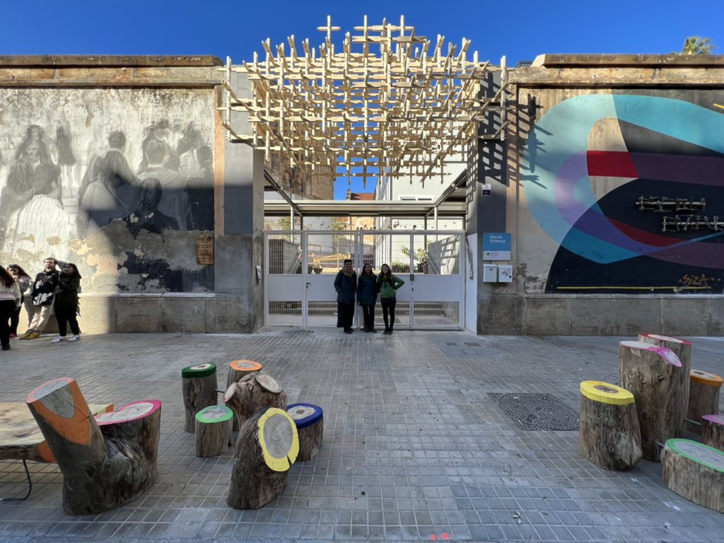 En la construcció del New-Niu a l’<a href="/EEntenca/">Escola Entença</a> per celebrar la nova ubicació de l’escola a la Model. 

Redisseny entorn escolar amb infants i adults, amb <a href="/IAAC/">IAAC</a> <a href="/vicenteguallart/">Vicente Guallart</a> <a href="/valldauralabs/">Valldaura Labs IAAC</a>.

👏🏽 Iniciativa que demostra com construir espai públic més humà, en comunitat. 
#Barcelona