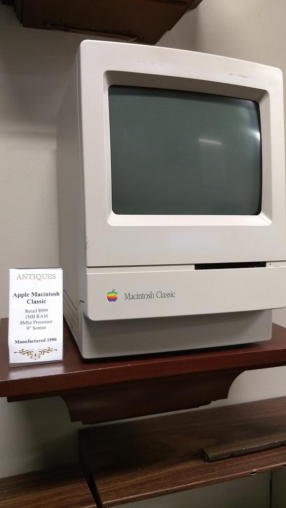 Bob_Gusto's tweet photo. With respect to the #creative past, and resigned that my first Mac is labeled as an #antique. https://t.co/eP0fJqmiPA