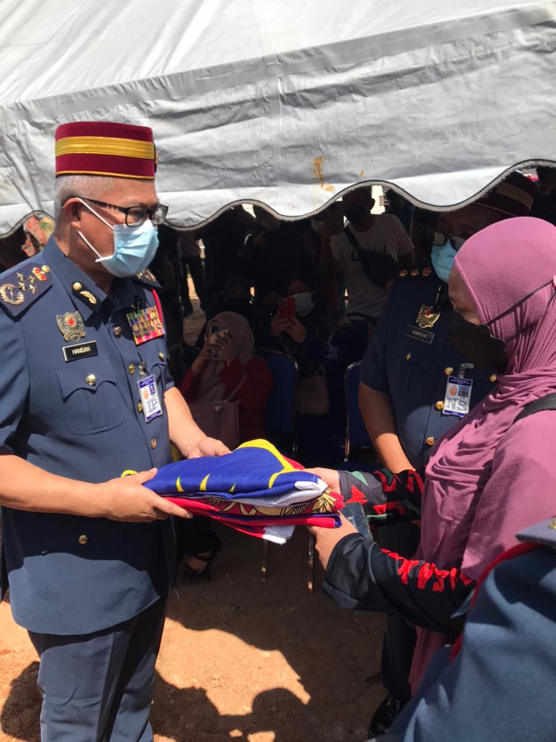 KP_bombaJBPM's tweet photo. 13.12.2021 Saya &amp; seluruh warga JBPM berdukacita dengan pemergian PB Mohd Firdaus b. Sulaiman yang telah gugur ketika melaksanakan operasi pemadaman kebakaran kilang pada 11.12.2021. Takziah kepada ahli keluarga arwah. Semoga roh beliau ditempatkan di kalangan orang yang beriman. https://t.co/YbRM14y3zH