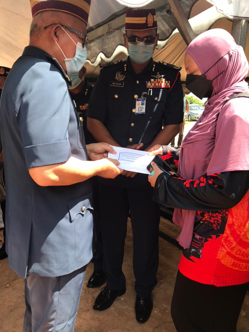 KP_bombaJBPM's tweet photo. 13.12.2021 Saya &amp; seluruh warga JBPM berdukacita dengan pemergian PB Mohd Firdaus b. Sulaiman yang telah gugur ketika melaksanakan operasi pemadaman kebakaran kilang pada 11.12.2021. Takziah kepada ahli keluarga arwah. Semoga roh beliau ditempatkan di kalangan orang yang beriman. https://t.co/YbRM14y3zH