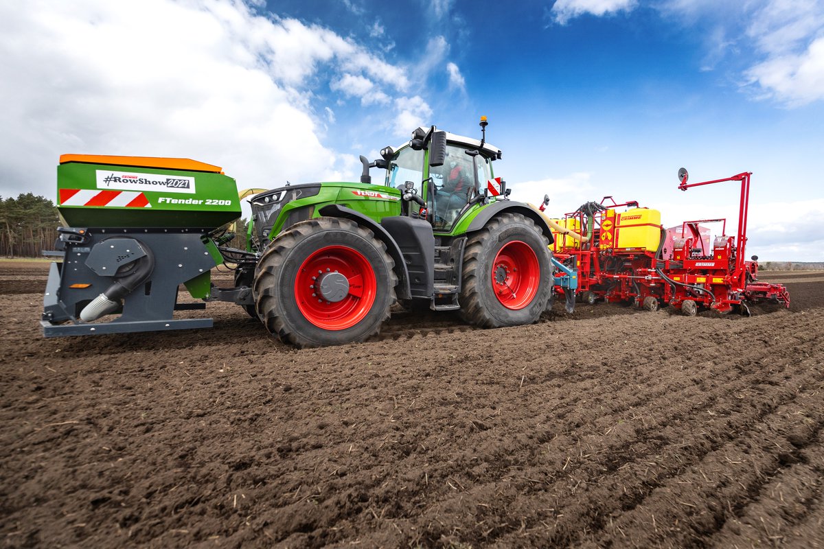 GRIMMEGroup's tweet photo. #PotatoMonday
Review of the start of our #RowShow2021 with our 8-row planter GL 860 Compacta. Next year, we will again be on a worldwide demonstration tour as part of the #Rowshow2022.
#GRIMME #GRIMMEGroup #RowShow2021 #equipment #potatoes #potato #RowShow2022 https://t.co/7wPQTag0KF