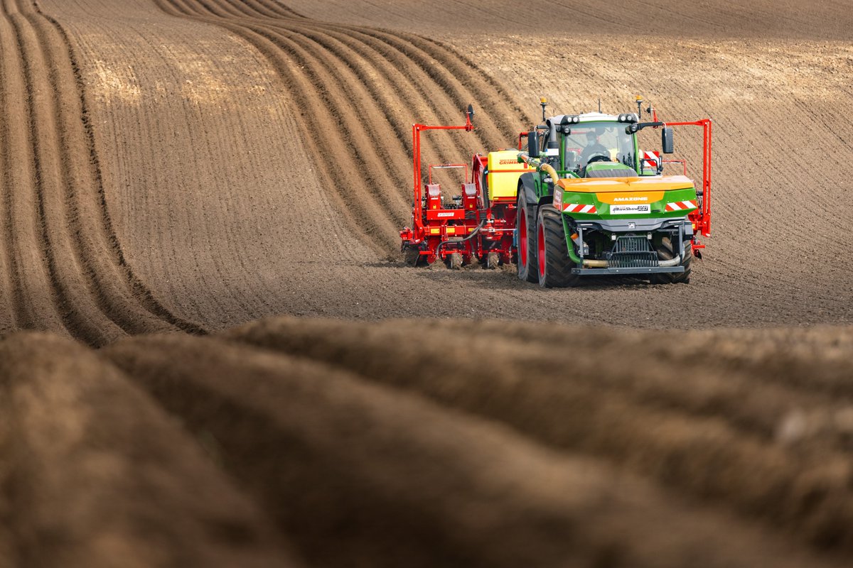 GRIMMEGroup's tweet photo. #PotatoMonday
Review of the start of our #RowShow2021 with our 8-row planter GL 860 Compacta. Next year, we will again be on a worldwide demonstration tour as part of the #Rowshow2022.
#GRIMME #GRIMMEGroup #RowShow2021 #equipment #potatoes #potato #RowShow2022 https://t.co/7wPQTag0KF
