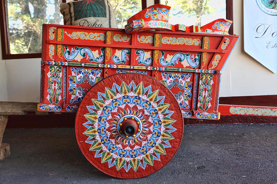officialmegbzk's tweet photo. Happy Monday, beautiful people! Look at these vibrantly colorful details in these Costa Rican ox carts 🎨😍🌺🌿 Oxcarts are not only used in Costa Rica but in many rural areas around the world. However, the CR kind are famous for their unique + colorful painted designs https://t.co/cGZFNKxgHx