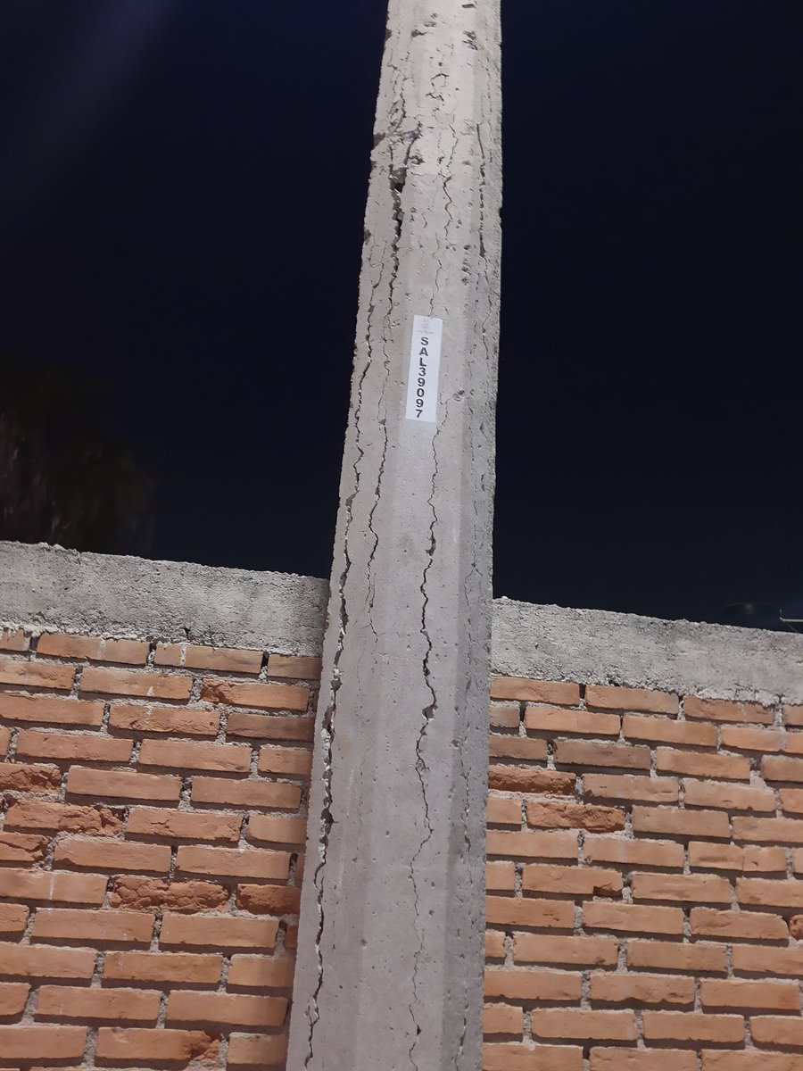LizRz13's tweet photo. @CFE_Contigo @manolojim @spublicossalt @CICsal  Buena noche, podrían restaurar este poste de luz, ya se está desgajando, se está cayendo a pedazos y le ha caído a carros, ojalá no pase a personas.
Está en calle Guatemala de la ampl. 26 de marzo.
Gracias. https://t.co/qNYo4SbpuG
