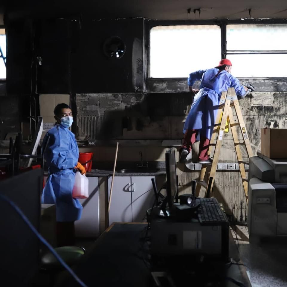 diegopietrafesa's tweet photo. La foto y la película.

El 17/10 se incendió el laboratorio del Htal Santojanni por
problemas eléctricos por falta de infraestructura y  mantenimiento de las instalaciones.  

Quedó así.

Dos meses después, el laboratorio opera a menos del 50% de su capacidad previa.

Sigue... https://t.co/Dt0bq2qklE