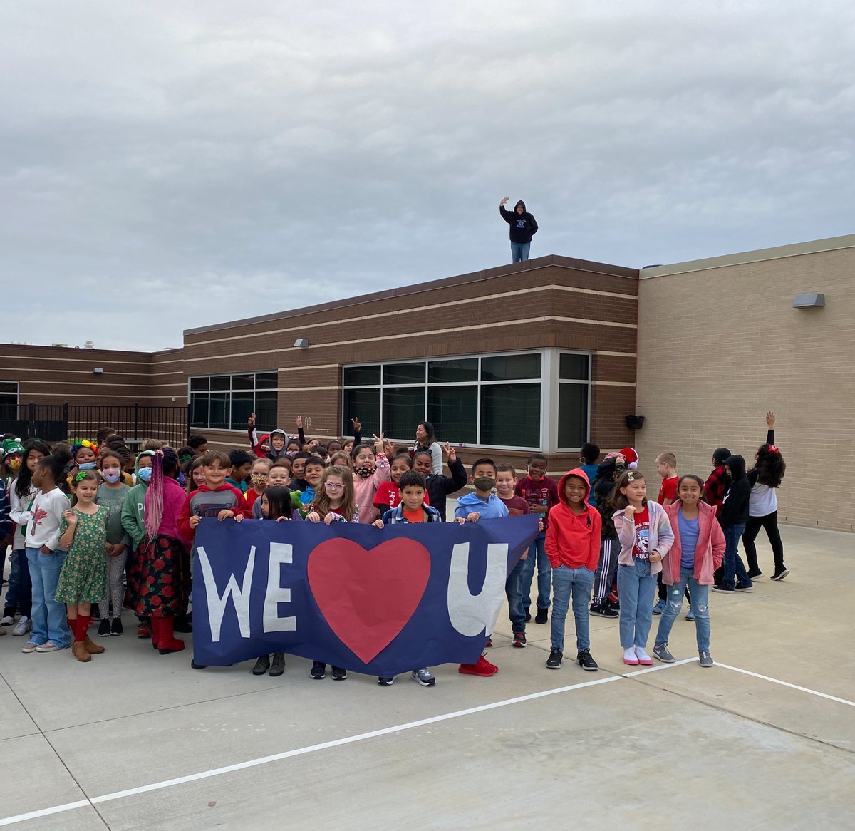 MrsWilliams_MBE's tweet photo. Does your Principal offer to hang out on the roof all day if your campus meets the Fundraising goal, no matter the weather? If so, they must be as cool as ours! 🌧❄️❤️ @HumbleISD_CE https://t.co/SlrFbXZbvT