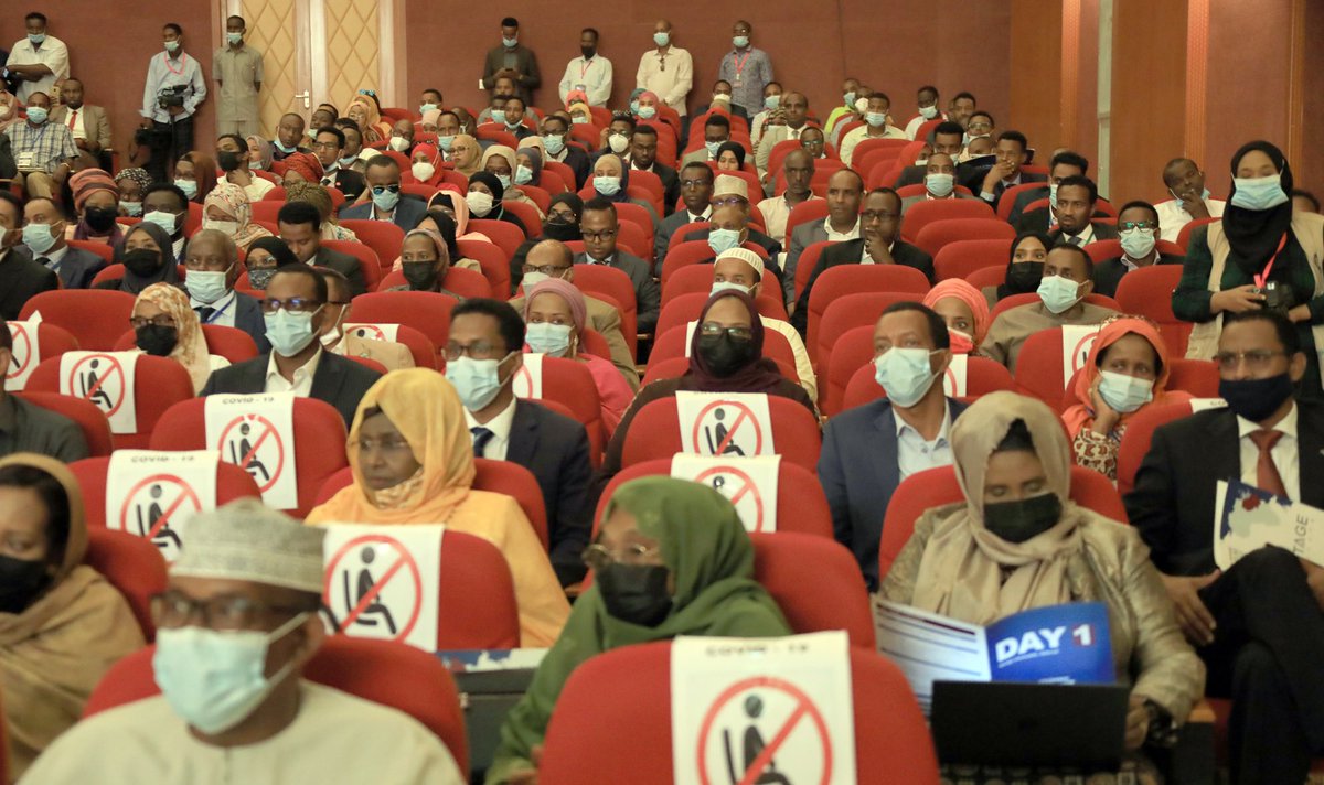 IsmailOguelleh's tweet photo. [Thread]
Furitaanka kalfadhii 5aad ee Madasha Aragtiwadaagga ee Machadka Heritage, ayaa waxaa shirkan si weyn u bilay ka qaybgalka Madaxweynaha Jamhuuriyadda Mudane Ismaaciil Cumar Geelle. https://t.co/30PFX741aD