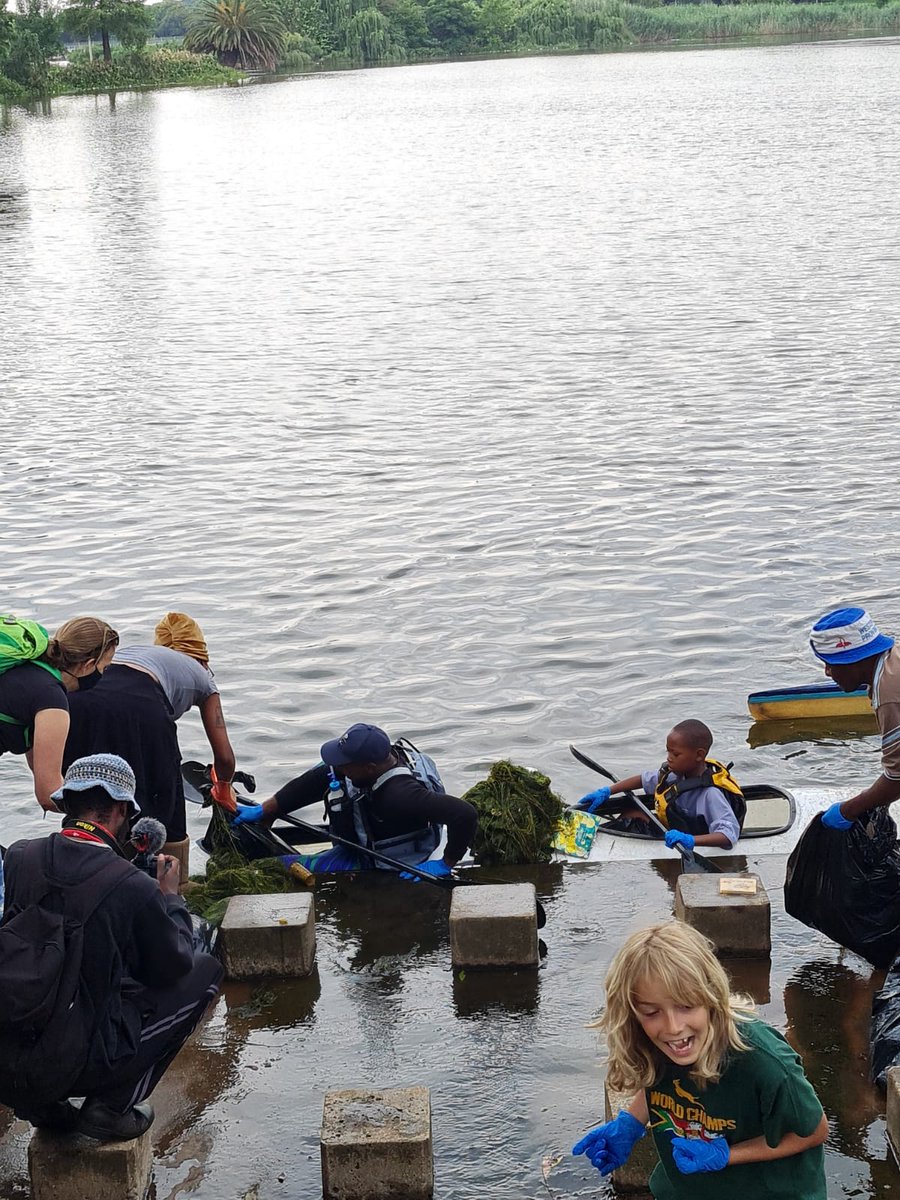 Great to see the Westdene community come together to keep their local green area healthy.
@Scarc
#wastepreneurs  #adoptaproject #Wastdenedamcleanup
@masakhemedia  @SolePoleAds