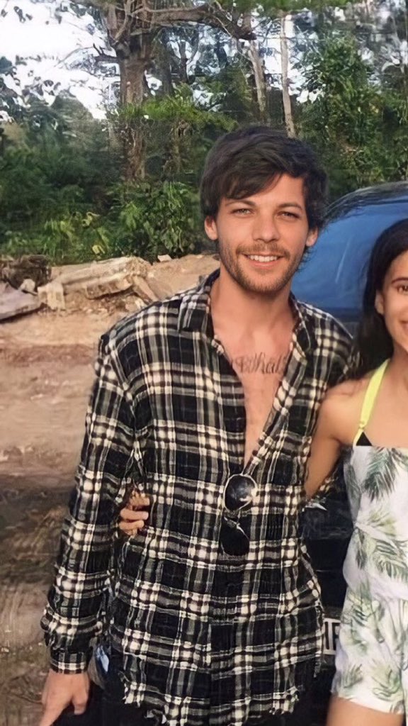 LUVMYJOON_'s tweet photo. nie wiem ale ten louis to jest kurwa tak ognisty ze japierdole https://t.co/85UmOGlipG
