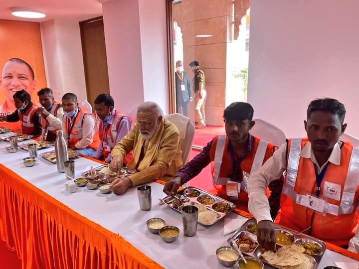 'શ્રમયોગી સાથે ભોજન કરતા કર્મયોગી'

કાશી વિશ્વનાથ ધામના નવનિર્માણમાં જેમણે પરસેવો પાડ્યો છે એવા શ્રમ સાધકો સાથે ભોજન કરતા આપણા યશસ્વી આદરણીય <a href="/PMOIndia/">PMO India</a> શ્રી <a href="/narendramodi/">Narendra Modi</a>જી

#KashiVishwanathDham