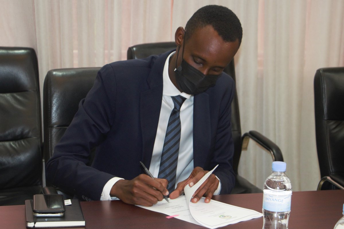 Rwanda_Sports's tweet photo. Kuri iki gicamunsi, @Rwanda_Sports yasinyanye amasezerano na @MasterSteelRw. Agamije kubaka ibibuga by’imikino mu Murenge wa Gahanga. Aya masezerano aje akurikira ayashyizweho umukono hagati ya MINISPORTS na @Imbuto yo kubaka ibibuga mu murenge wa Kimironko. https://t.co/2v9m4CwQiX