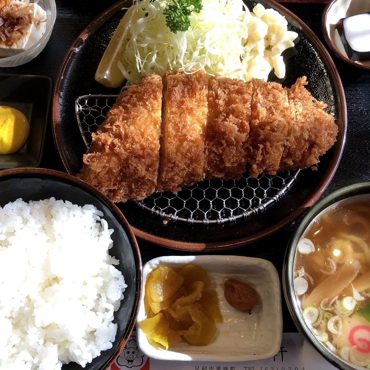 venire_eno's tweet photo. 今日は美味しいトンカツ定食にミニラーメンセット❣️
最強のコンビランチでした🤗 https://t.co/MEkDkGI9sc