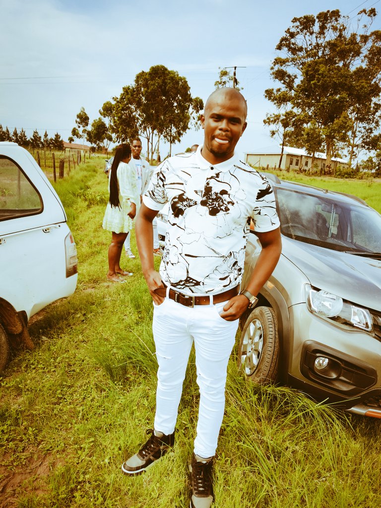 Umachamela ngaphandle. (@qinisogumedee) on Twitter photo 