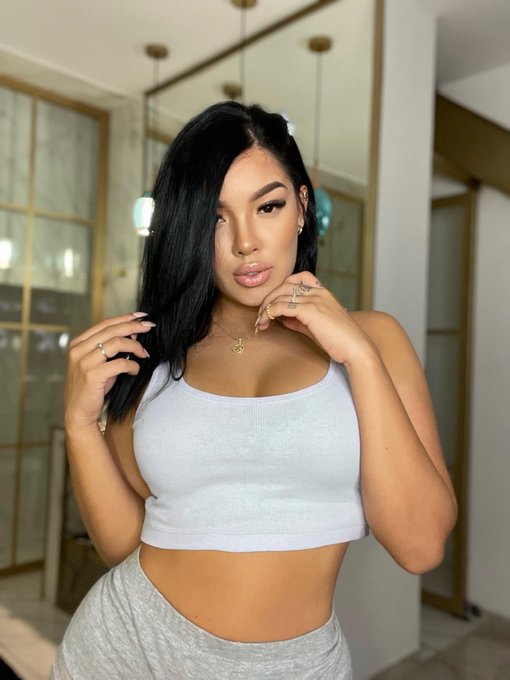 Sheyla - 1 pic. Felt cute! I will not delete later. Just wanted to share a little taste of my #mondayvibes with you all.🥰 Does anyone else love this outfit as much as I do? 🤪 https://t.co/JYEvw8m0h2