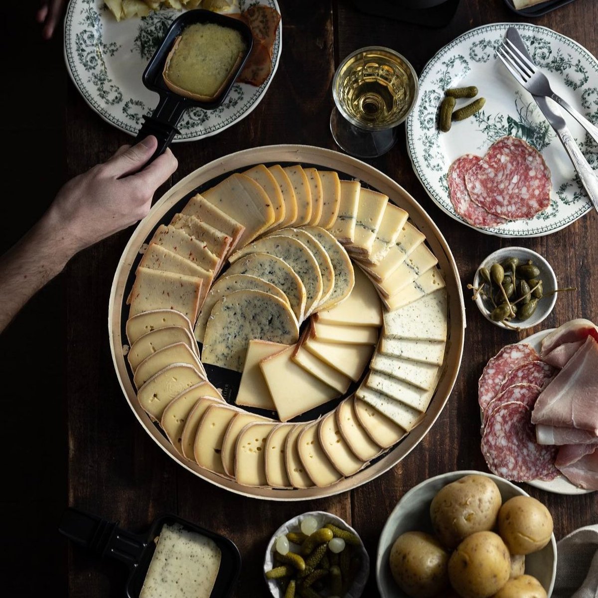 today is #worldracletteday and if you haven't yet experienced the Swiss + French Alpine 🧀 tradition, this gorgeous capture by <a href="/Plus_une_miette/">Plus une miette</a> should entice you! learn more here: instagram.com/p/CXbLRC4uwKE/
