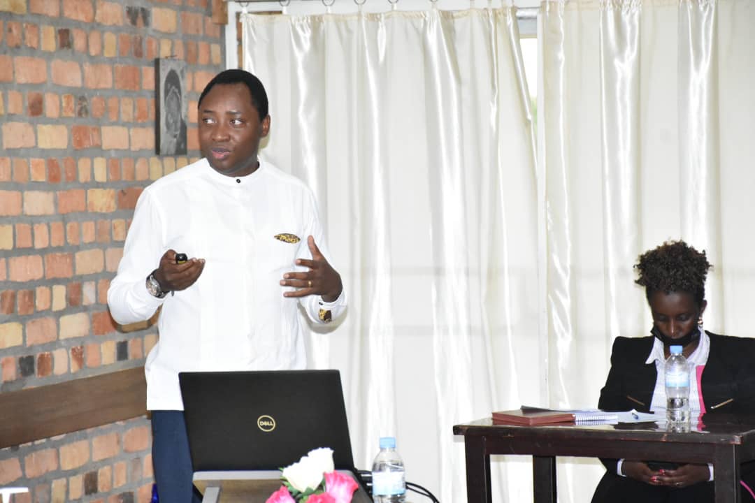 RuhangoDistrict's tweet photo. Muri uyu mwanya @RuzindanaRUGASA wo muri @YouthCultureRW arimo kugeza ku bajyanama ikiganiro ku kamaro k'Itangazamakuru mu Iterambere ry'Akarere, n'icyo Itangazamakuru ryafasha Inama Njyanama. @gatjmv @KayitesiAlice4 @GasasiraJerome @NLadislas @valencesh https://t.co/OsDZxqkjZL
