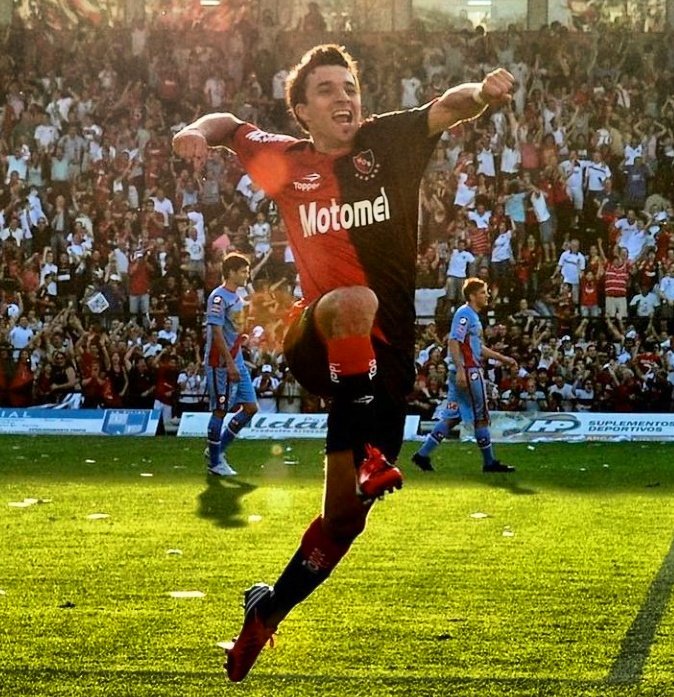 De la cantera de #Newells , con un gran sentido de pertenencia. Volviste en la mala al club que te vio nacer para dar una vuelta más, al que te dio todo y en el que decidís cerrar una gran carrera.

Gracias goleador, gracias Bi Campeón
<a href="/NachoScocco32ok/">Nacho Scocco</a> ⚽🔴⚫🏆🏆