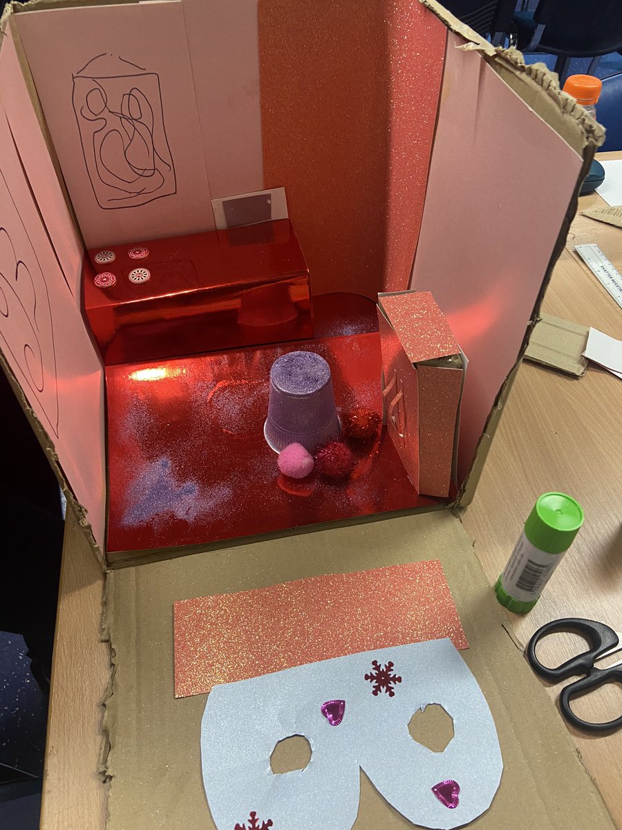 Cheryl_Rainger's tweet photo. Year 2 trainees are really engaging in session 2 of ‘Designing a kitchen for a celebrity’
Can you guess the celebrity? #PED2016 @edgehill @EHU_FOE https://t.co/L2jt2IGvHJ