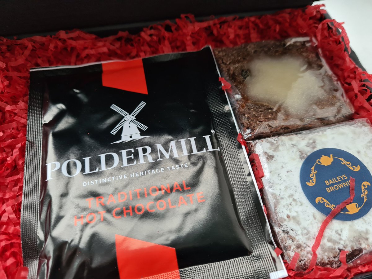 robakinsella's tweet photo. Very nice surprise delivered from @HelloMyPA today. Great team to get to work with 😁. Those brownies may no longer exist already 🙄🙄 https://t.co/vgd2epD80V