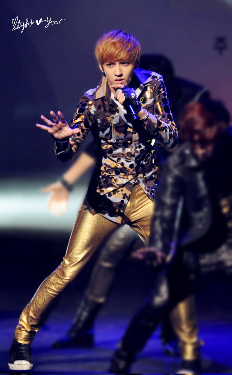 KrisWuPakistan's tweet image. Rocking in Golden Cigarette Pants✨

#KrisWu #Wuyifan #KrisPak 
Cr. Logo