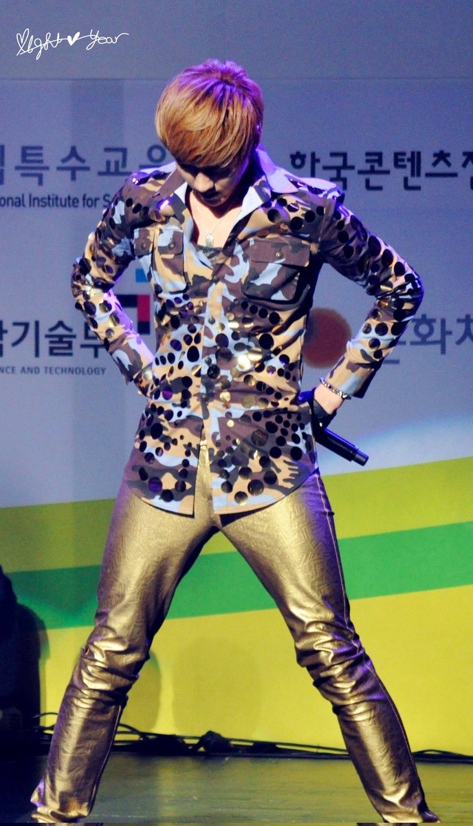 KrisWuPakistan's tweet image. Rocking in Golden Cigarette Pants✨

#KrisWu #Wuyifan #KrisPak 
Cr. Logo