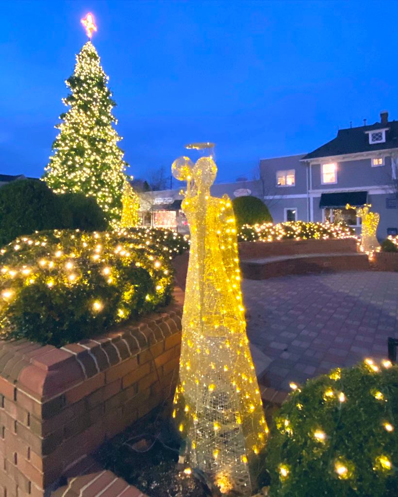 KathleenLevey's tweet image. Holiday magic, Spring Lake #christmas #nj #holidays 🎄✨