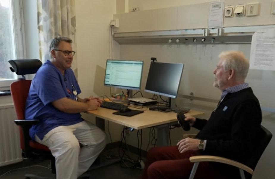 OlofssonBagge's tweet photo. My friend and colleague Lars Ny ⁦@ny_lars⁩ ⁦meeting Kent, the first patient in Sweden receiving immunotherapy for melanoma, at national TV. Always impressed by Lars, and eternally happy for Kent! https://t.co/F8sTdefJWv @sahlgrenska⁩ ⁦@SahlgrenskaAcad⁩ https://t.co/5ZlJY7E2LK