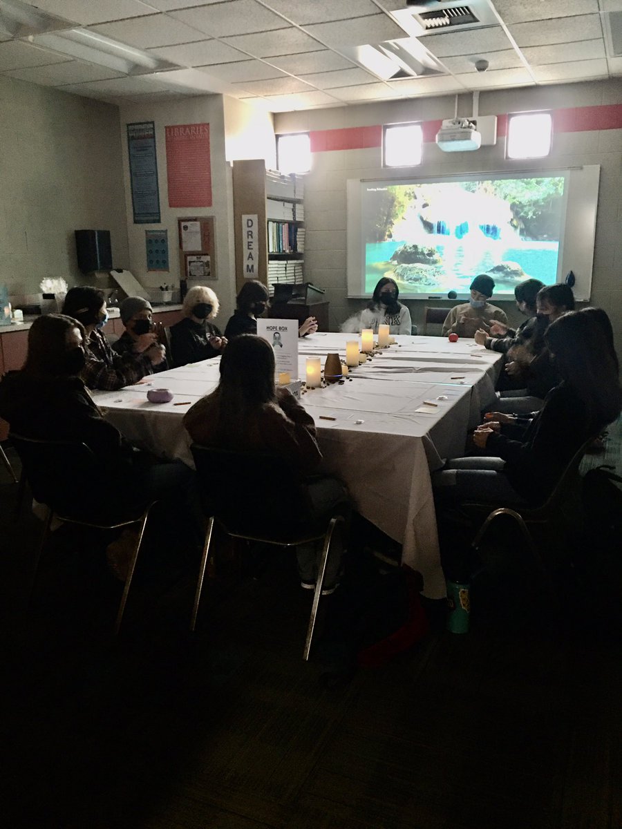 ehsBookBlast's tweet image. Another full session at 1st lunch👍🏼 #mentalhealth Glad to see our students utilizing their lunch to De-Stress.@etiwandalibrary @ChaffeyLearning @EtiwandaRed @s_roozeboom